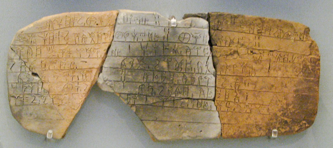 Tre fragmenter af en lertavle med Linear B-skrift fra Pylos i Grækenland, udstillet på Det Nationale Arkæologiske Museum i Athen.